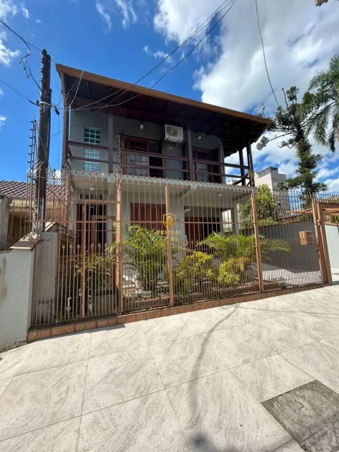 Casa com 5 quartos, 3 banheiros e 350m² para alugar no bairro Centro, Canoas